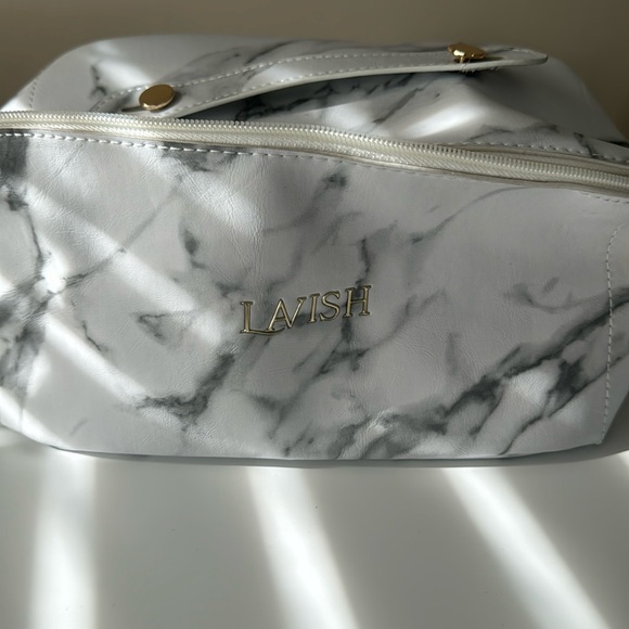 White makeup bag new never used great for travel - Picture 1 of 4